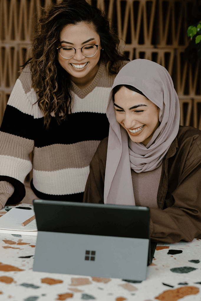 Équipe travaillant sur une tablette